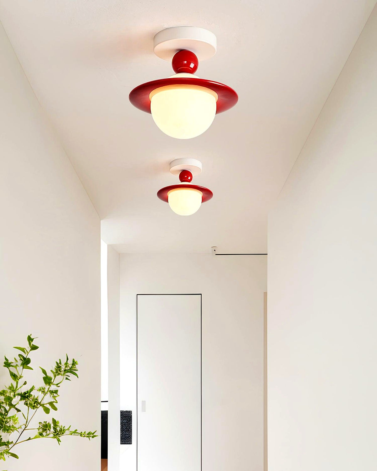 Lustre blanc dans un intérieur lumineux et épuré