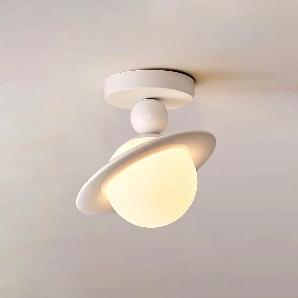 Modèle rouge dans un intérieur au style moderne