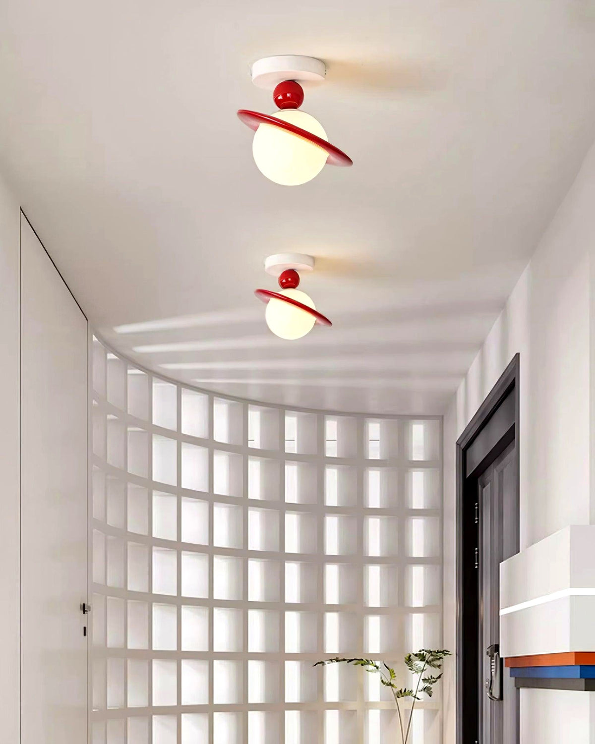 Lustre rouge dans une cuisine au style contemporain