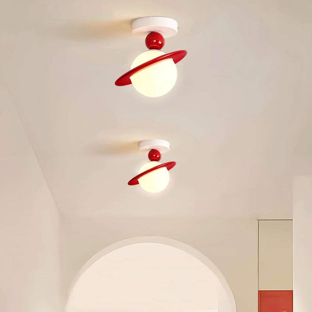 Lustre rose installé dans une chambre