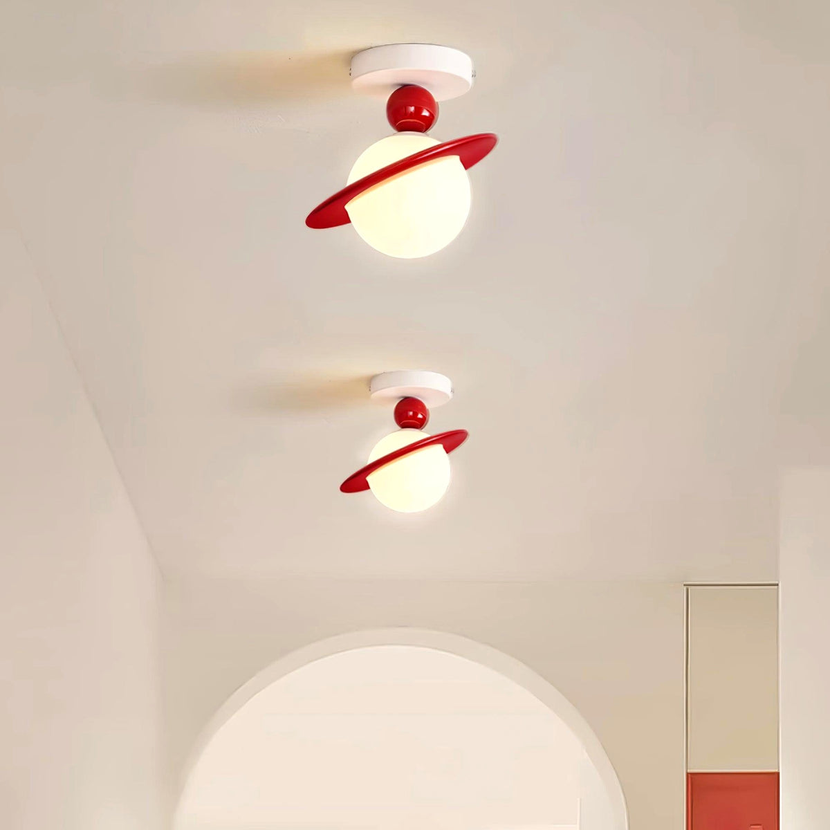 Lustre rose installé dans une chambre