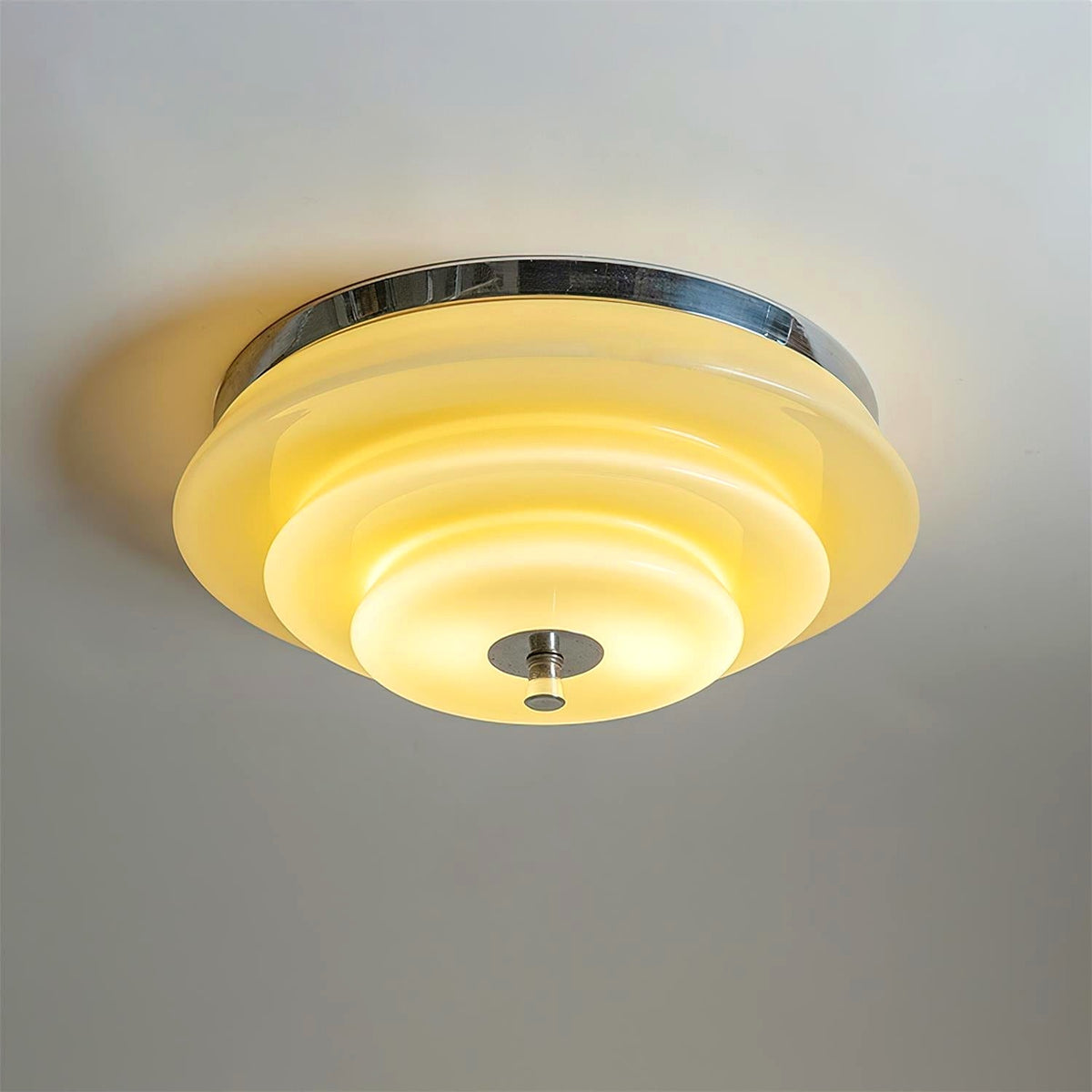 Reflets lumineux sur les couches de verre du luminaire