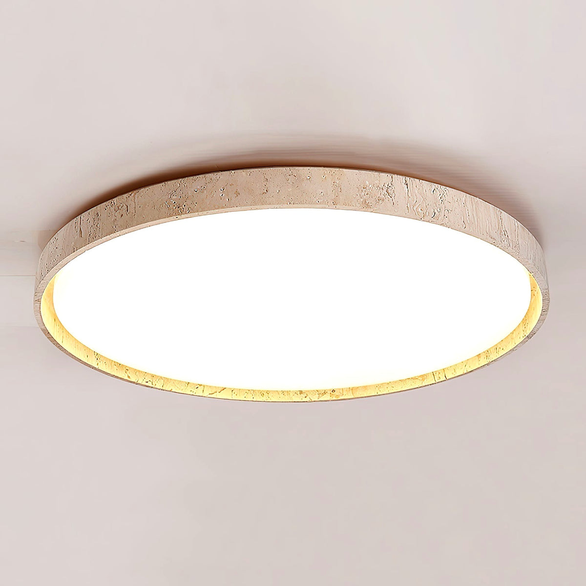 Intérieur épuré avec le luminaire en travertin au plafond