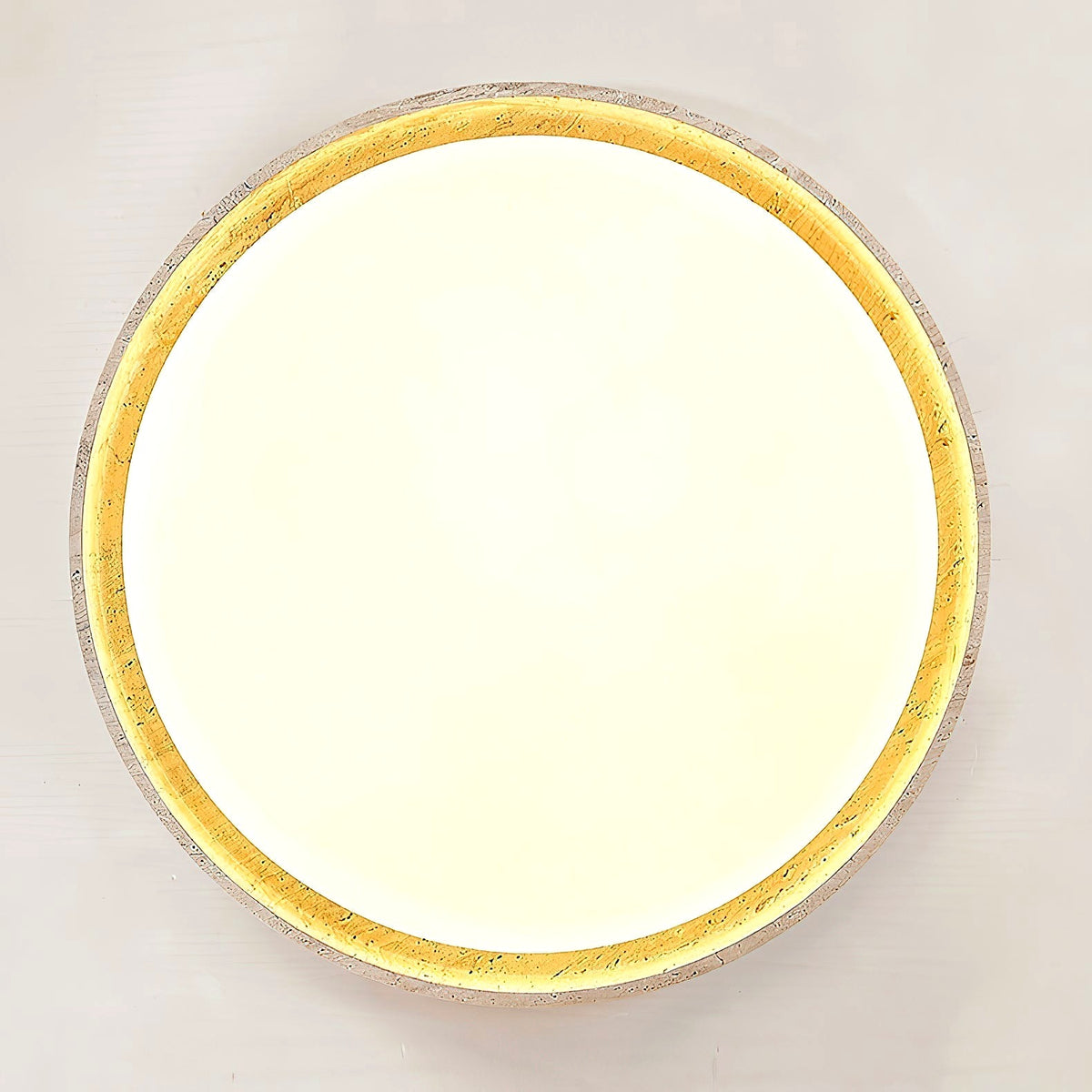 Vue en angle montrant la forme ronde et le profil fin