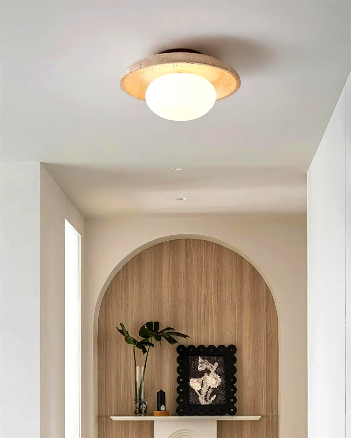 Ambiance chambre avec le luminaire en travertin au plafond