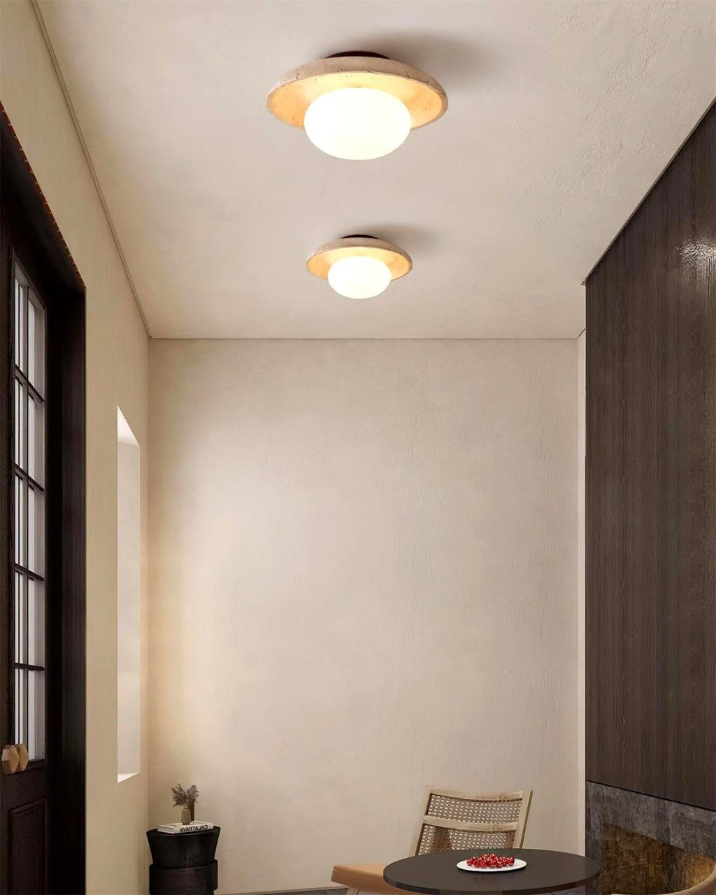 Luminaire travertin et verre dans un intérieur moderne